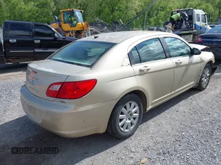 2010 Chrysler Sebring Touring z VIN 1C3CC4FB1AN142337, wystawiony jako IAAI lot #42199569 z przebiegiem 235 942 mil mil oraz . Historia ofert i sprzedaży dostępna na DreamBid. Obrazek 4.