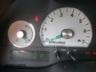 2003 Ford Thunderbird Deluxe z VIN 1FAHP60A13Y111694, wystawiony jako Copart lot #55953435 z przebiegiem 37 522 mil mil oraz Szkody całkowita. Historia ofert i sprzedaży dostępna na DreamBid. Obrazek 9.