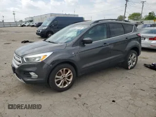 2018 Ford Escape SE z VIN 1FMCU9GD9JUA89183, wystawiony jako Copart lot #57181185 z przebiegiem 151 884 mil mil oraz Czysty tytuł • Clean title. Historia ofert i sprzedaży dostępna na DreamBid. Obrazek 1.