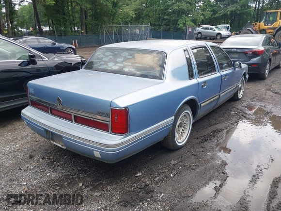 1995 Lincoln Town Car Executive with VIN 1LNLM81W9SY676031, listed as a IAAI auction lot 42537591 with 97,467 mi miles and . Bid and sale history available at DreamBid. Image 4.