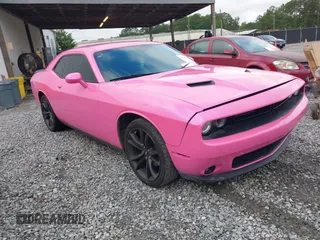 2018 Dodge Challenger SXT z VIN 2C3CDZAG8JH310769, wystawiony jako IAAI lot #42398650 z przebiegiem 136 012 mil mil oraz . Historia ofert i sprzedaży dostępna na DreamBid. Obrazek 1.