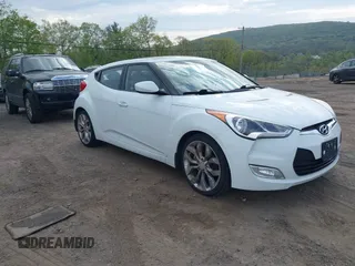 2012 Hyundai Veloster w/Gray Int z VIN KMHTC6AD6CU063301, wystawiony jako IAAI lot #42142593 z przebiegiem 100 796 mil mil oraz . Historia ofert i sprzedaży dostępna na DreamBid. Obrazek 1.