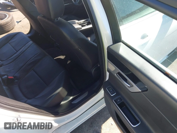 2016 Jaguar XF 35t Premium with VIN SAJBD4BV2GCY07515, listed as a IAAI auction lot 41492616 with 92,573 mi miles. Bid and sale history available at carsss.com. Image 8.
