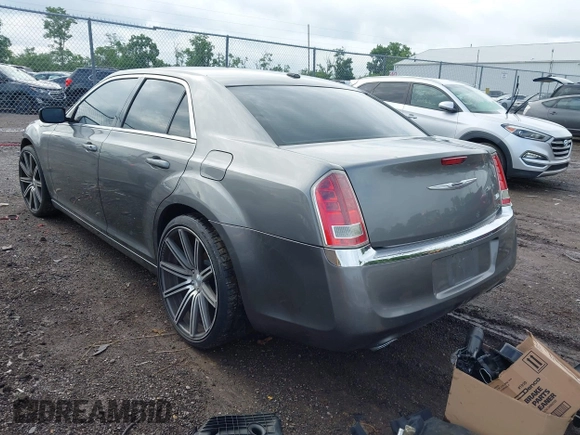 2012 Chrysler 300 z VIN 2C3CCAAG9CH261556, wystawiony jako IAAI lot #42533597 z przebiegiem 189 530 mil mil oraz . Historia ofert i sprzedaży dostępna na DreamBid. Obrazek 3.