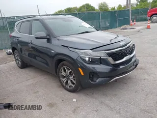 2022 Kia Seltos EX z VIN KNDERCAA3N7237293, wystawiony jako IAAI lot #42363349 z przebiegiem 45 857 mil mil oraz . Historia ofert i sprzedaży dostępna na DreamBid. Obrazek 1.