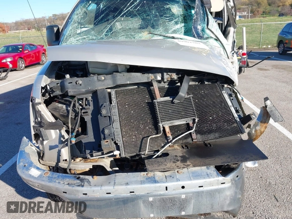 2006 Chevrolet Express Passenger z VIN 1GAHG35U661107013, wystawiony jako IAAI lot #40902703 z przebiegiem Nie podano mil oraz . Historia ofert i sprzedaży dostępna na DreamBid. Obrazek 10.