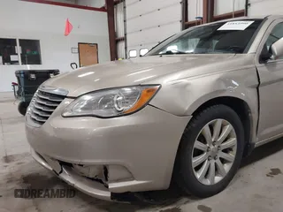 2014 Chrysler 200 Touring z VIN 1C3CCBBBXEN231601, wystawiony jako IAAI lot #41853990 z przebiegiem 169 411 mil mil oraz . Historia ofert i sprzedaży dostępna na DreamBid. Obrazek 16.