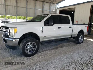 2017 Ford F-250 Lariat z VIN 1FT7W2BT5HEE85024, wystawiony jako Copart lot #61838745 z przebiegiem 137 391 mil mil oraz Szkoda całkowita • Salvage title. Historia ofert i sprzedaży dostępna na DreamBid. Obrazek 1.