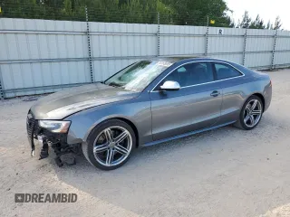 2013 Audi S5 Prestige z VIN WAUVGAFR9DA001304, wystawiony jako Copart lot #54165695 z przebiegiem 106 571 mil mil oraz Szkody całkowita. Historia ofert i sprzedaży dostępna na DreamBid. Obrazek 1.