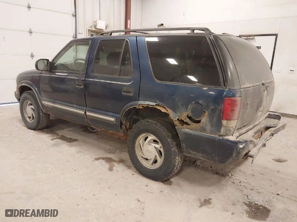 2000 Chevrolet Blazer LT with VIN 1GNDT13W8Y2141694, listed as a IAAI auction lot 41931315 with 251,945 mi miles. Bid and sale history available at carsss.com. Image 3.
