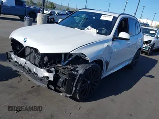 2024 BMW X5 xDrive40i z VIN 5UX23EU02R9T61437, wystawiony jako IAAI lot #41921905 z przebiegiem 19 178 mil mil oraz . Historia ofert i sprzedaży dostępna na DreamBid. Obrazek 2.