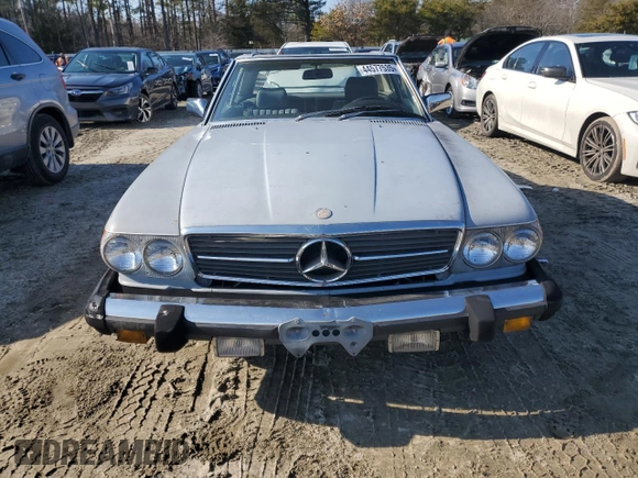 1983 Mercedes-Benz 380 SL z VIN WDBBA45AXDB027231, wystawiony jako Copart lot #44577535 z przebiegiem 117 712 mil mil oraz Czysty tytuł • Clean title. Historia ofert i sprzedaży dostępna na DreamBid. Obrazek 5.