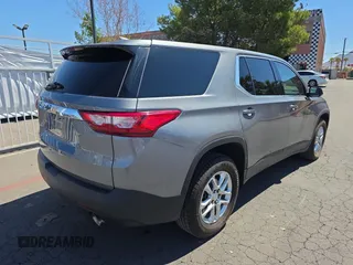 2020 Chevrolet Traverse LS z VIN 1GNERFKW1LJ219345, wystawiony jako Copart lot #56702425 z przebiegiem 43 927 mil mil oraz Szkoda całkowita • Salvage title. Historia ofert i sprzedaży dostępna na DreamBid. Obrazek 4.