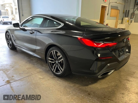 2020 BMW 8 Series M850i xDrive z VIN WBABC4C00LCE17379, wystawiony jako Copart lot #77059664 z przebiegiem 26 459 mil mil oraz Czysty tytuł • Clean title. Historia ofert i sprzedaży dostępna na DreamBid. Obrazek 3.