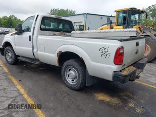 2011 Ford F-250 XL z VIN 1FTBF2B65BEA30685, wystawiony jako IAAI lot #42435253 z przebiegiem 60 603 mil mil oraz . Historia ofert i sprzedaży dostępna na DreamBid. Obrazek 3.