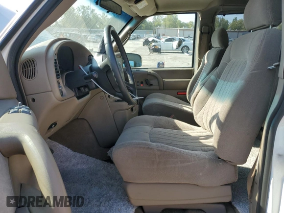 2003 GMC Safari z VIN 1GKEL19X03B503236, wystawiony jako Copart lot #71755844 z przebiegiem 109 438 mil mil oraz Szkody całkowita. Historia ofert i sprzedaży dostępna na DreamBid. Obrazek 7.