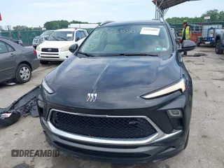 2024 Buick Encore GX Sport Touring z VIN KL4AMESL6RB007771, wystawiony jako IAAI lot #42365080 z przebiegiem 62 311 mil mil oraz . Historia ofert i sprzedaży dostępna na DreamBid. Obrazek 13.