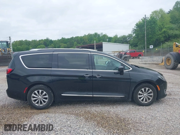 2018 Chrysler Pacifica Touring L z VIN 2C4RC1BG8JR262158, wystawiony jako IAAI lot #42182431 z przebiegiem 65 890 mil mil oraz . Historia ofert i sprzedaży dostępna na DreamBid. Obrazek 13.