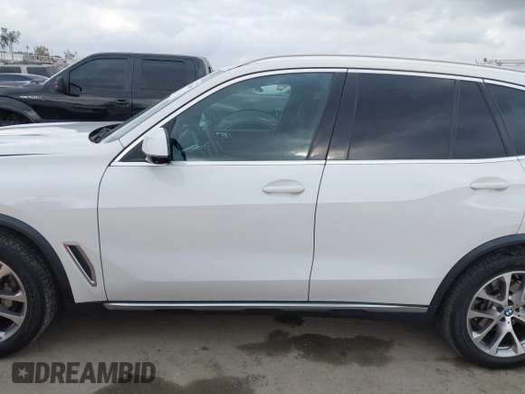 2021 BMW X5 xDrive40i with VIN 5UXCR6C03M9G36156, listed as a IAAI auction lot 42125009 with 30,877 mi miles. Bid and sale history available at carsss.com. Image 14.