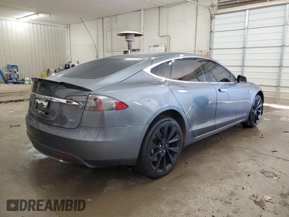 2013 Tesla Model S z VIN 5YJSA1DN0DFP26935, wystawiony jako Copart lot #45081995 z przebiegiem 120 048 mil mil oraz Szkoda całkowita • Salvage title. Historia ofert i sprzedaży dostępna na DreamBid. Obrazek 3.