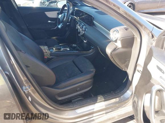 2019 Mercedes-Benz A 220 z VIN WDD3G4FB4KW001165, wystawiony jako IAAI lot #42153614 z przebiegiem 65 687 mil mil oraz . Historia ofert i sprzedaży dostępna na DreamBid. Obrazek 5.