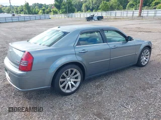 2006 Chrysler 300 C SRT-8 z VIN 2C3LA73W66H523504, wystawiony jako IAAI lot #42483103 z przebiegiem 61 560 mil mil oraz . Historia ofert i sprzedaży dostępna na DreamBid. Obrazek 4.