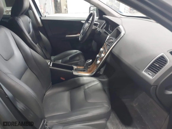 2017 Volvo XC60 Inscription with VIN YV440MRU1H2017062, listed as a IAAI auction lot 41723799 with 110,954 mi miles. Bid and sale history available at carsss.com. Image 5.