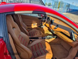 2016 Ferrari 488 z VIN ZFF79ALA5G0214993, wystawiony jako Copart lot #58869925 z przebiegiem 25 520 mil mil oraz Tytuł czysty. Historia ofert i sprzedaży dostępna na DreamBid. Obrazek 5.