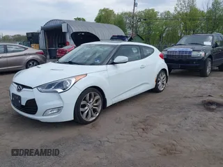 2012 Hyundai Veloster w/Gray Int z VIN KMHTC6AD6CU063301, wystawiony jako IAAI lot #42142593 z przebiegiem 100 796 mil mil oraz . Historia ofert i sprzedaży dostępna na DreamBid. Obrazek 2.