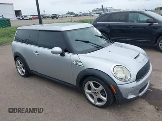 2010 MINI Clubman S z VIN WMWMM3C57ATP94023, wystawiony jako IAAI lot #42365739 z przebiegiem 191 817 mil mil oraz . Historia ofert i sprzedaży dostępna na DreamBid. Obrazek 1.