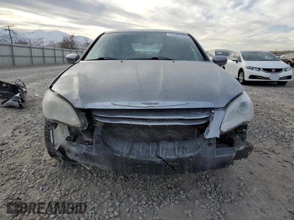 2014 Chrysler 200 LX z VIN 1C3CCBABXEN125294, wystawiony jako Copart lot #42043745 z przebiegiem 159 032 mil mil oraz Szkoda całkowita • Salvage title. Historia ofert i sprzedaży dostępna na DreamBid. Obrazek 5.