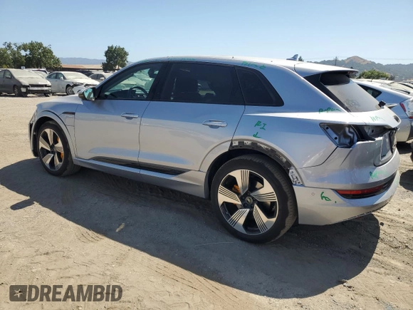 2022 Audi e-tron Premium Plus z VIN WA1LAAGE1NB046721, wystawiony jako Copart lot #60505985 z przebiegiem 23 143 mil mil oraz Szkoda całkowita • Salvage title. Historia ofert i sprzedaży dostępna na DreamBid. Obrazek 2.