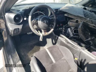 2024 Toyota 86 Premium z VIN JF1ZNBE17R8757780, wystawiony jako Copart lot #54557215 z przebiegiem 4 429 mil mil oraz Szkoda całkowita • Salvage title. Historia ofert i sprzedaży dostępna na DreamBid. Obrazek 8.