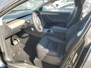 2025 Tesla Model Y Long Range z VIN 7SAYGDEE8SA338745, wystawiony jako Copart lot #50034495 z przebiegiem 4 829 mil mil oraz Szkoda całkowita • Salvage title. Historia ofert i sprzedaży dostępna na DreamBid. Obrazek 7.