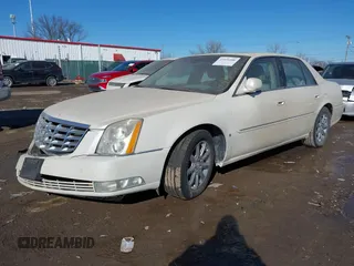 2008 Cadillac DTS 1SD z VIN 1G6KD57YX8U146211, wystawiony jako IAAI lot #41416406 z przebiegiem 141 362 mil mil oraz . Historia ofert i sprzedaży dostępna na DreamBid. Obrazek 2.