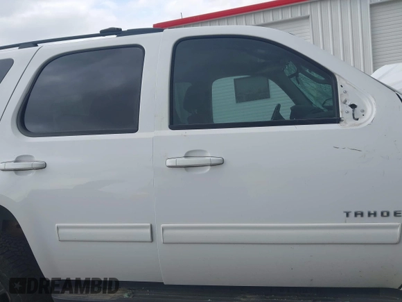 2012 Chevrolet Tahoe LS z VIN 1GNSKAE00CR283377, wystawiony jako IAAI lot #41848535 z przebiegiem Nie podano mil oraz . Historia ofert i sprzedaży dostępna na DreamBid. Obrazek 14.