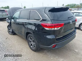 2018 Toyota Highlander LE z VIN 5TDBZRFH7JS889068, wystawiony jako IAAI lot #42220960 z przebiegiem 139 106 mil mil oraz . Historia ofert i sprzedaży dostępna na DreamBid. Obrazek 3.