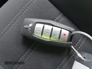 2024 Mitsubishi Outlander SE z VIN JA4J3VA83RZ027953, wystawiony jako IAAI lot #42280038 z przebiegiem 32 733 mil mil oraz . Historia ofert i sprzedaży dostępna na DreamBid. Obrazek 11.
