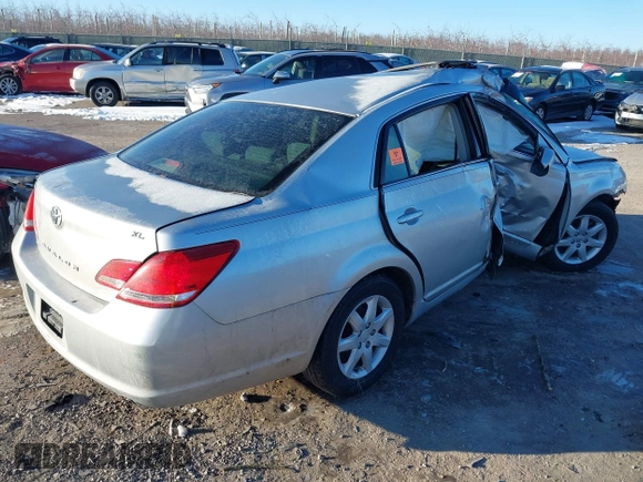 2005 Toyota Avalon XL z VIN 4T1BK36B75U058972, wystawiony jako IAAI lot #41401301 z przebiegiem 155 490 mil mil oraz . Historia ofert i sprzedaży dostępna na DreamBid. Obrazek 4.