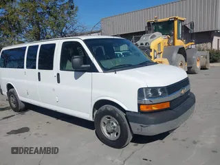 2016 Chevrolet Express Passenger LT z VIN 1GAZGPFGXG1284346, wystawiony jako IAAI lot #41844084 z przebiegiem 74 555 mil mil oraz . Historia ofert i sprzedaży dostępna na DreamBid. Obrazek 1.