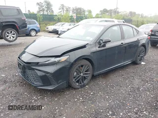 2025 Toyota Camry LE z VIN 4T1DBADK7SU513802, wystawiony jako IAAI lot #42259217 z przebiegiem 27 379 mil mil oraz . Historia ofert i sprzedaży dostępna na DreamBid. Obrazek 20.