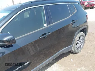 2017 Jeep Compass Latitude z VIN 3C4NJCBB5HT632963, wystawiony jako IAAI lot #41890171 z przebiegiem 120 280 mil mil oraz . Historia ofert i sprzedaży dostępna na DreamBid. Obrazek 6.