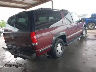 1999 Chevrolet Suburban z VIN 3GNFK16R8XG144067, wystawiony jako IAAI lot #42433835 z przebiegiem 362 941 mil mil oraz . Historia ofert i sprzedaży dostępna na DreamBid. Obrazek 4.