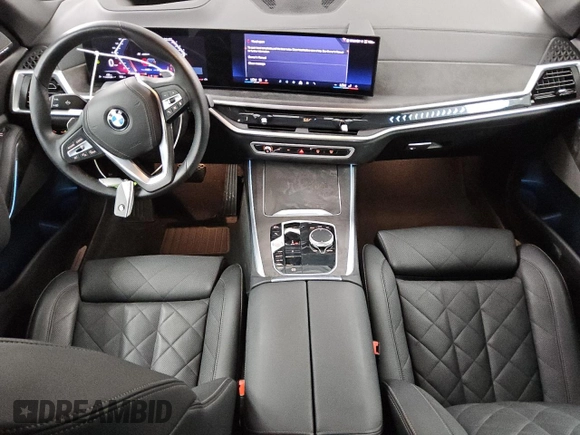 2024 BMW X5 xDrive40i z VIN 5UX23EU04R9T53436, wystawiony jako Copart lot #49401355 z przebiegiem 31 358 mil mil oraz Tytuł czysty. Historia ofert i sprzedaży dostępna na DreamBid. Obrazek 8.