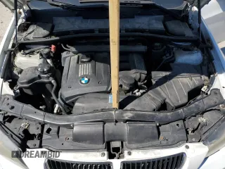 2007 BMW 3 Series 328i z VIN WBAVA33557KX83131, wystawiony jako Copart lot #53521235 z przebiegiem 119 940 mil mil oraz Czysty tytuł • Clean title. Historia ofert i sprzedaży dostępna na DreamBid. Obrazek 11.