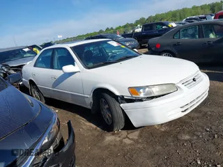 1999 Toyota Camry LE z VIN 4T1BF28K5XU930080, wystawiony jako IAAI lot #41986577 z przebiegiem 145 224 mil mil oraz . Historia ofert i sprzedaży dostępna na DreamBid. Obrazek 1.