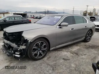 2023 BMW i7 xDrive60 z VIN WBY53EJ06PCN87689, wystawiony jako Copart lot #40098604 z przebiegiem 1737 mil mil oraz . Historia ofert i sprzedaży dostępna na DreamBid. Obrazek 1.