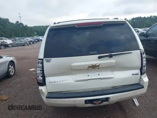 2008 Chevrolet Suburban LTZ z VIN 1GNFC160X8R221599, wystawiony jako IAAI lot #42774069 z przebiegiem 135 406 mil mil oraz . Historia ofert i sprzedaży dostępna na DreamBid. Obrazek 6.
