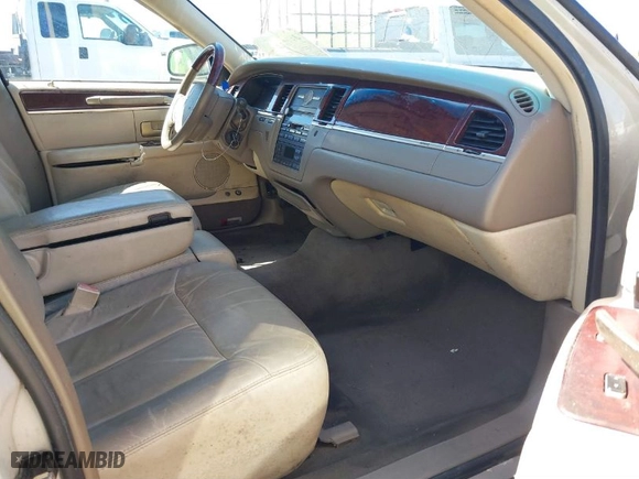2005 Lincoln Town Car Signature Limited with VIN 1LNHM82W65Y608259, listed as a IAAI auction lot 41761582 with 105,036 mi miles. Bid and sale history available at carsss.com. Image 5.