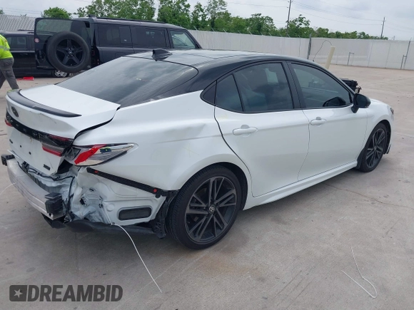 2025 Toyota Camry LE z VIN 4T1DAACK2SU016483, wystawiony jako IAAI lot #42123233 z przebiegiem 19 686 mil mil oraz . Historia ofert i sprzedaży dostępna na DreamBid. Obrazek 4.